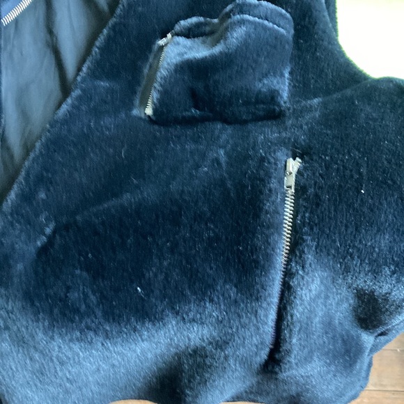 Faux Fur Zippered vest (sleeveless). Large. - Picture 6 of 7